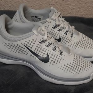 Nike Size 7.5W Womens Tennis Shoes $35 Obo